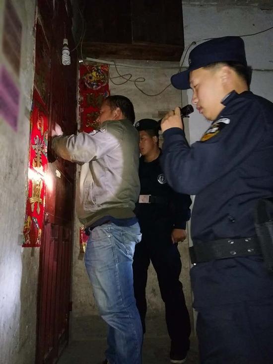 东营粗心妈妈误将幼女锁家中 