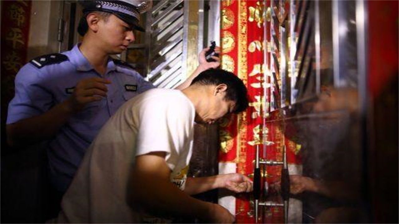 东营请开锁师傅开了锁后，师傅